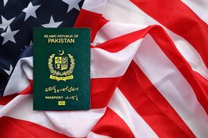 Grün islamisch Republik von Pakistan Reisepass auf vereinigt Zustände National Flagge Hintergrund schließen oben foto