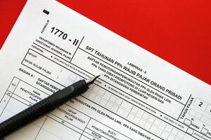 indonesisch MwSt bilden 1770-2 Individuell Einkommen MwSt Rückkehr und Stift auf Tabelle foto