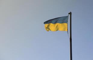 Ukraine Flagge groß National Symbol flattern im Blau Himmel. groß Gelb Blau ukrainisch Zustand Flagge, dnipro Stadt, Unabhängigkeit Verfassung Tag foto