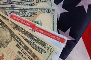 Beschäftigung Genehmigung Karte vereinigt Zustände von Amerika Arbeit erlauben und Dollar Rechnungen auf Flagge foto