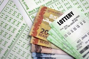 Grün Lotterie Tickets und Brasilianer real Geld Rechnungen auf leer mit Zahlen zum spielen Lotterie foto