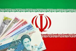 iranisch Rial irr Banknoten von ich rannte auf Flagge von islamisch Republik von ich rannte foto