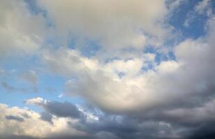 schön Wolke Formationen im das Himmel mit Sonnenlicht hinter. Weiß Wolken auf dramatisch Blau Himmel foto
