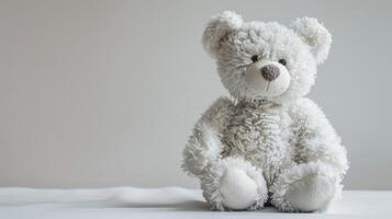 flauschige Weiß Teddy Bär Plüsch Spielzeug Sitzung mit Sanft Komfort und Kindheit Unschuld foto