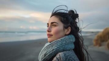 heiter Frau im Schal genießt Ruhe von ein Neu Neuseeland Strand beim Sonnenuntergang foto