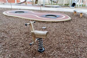 hölzern Pferd zum Kinder- Spaß, Kinder- Spielplatz, Abdeckung Holz Cara, Platz zum Kinder zu spielen. foto