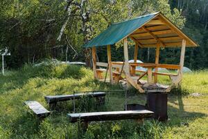 ausgestattet Parkplatz zum ein Picknick, ein Überdachung von das Regen im das Campingplatz, ein Platz zum Herstellung ein Feuer im Natur, ein bezahlt Parkplatz Menge zum draussen Erholung. foto