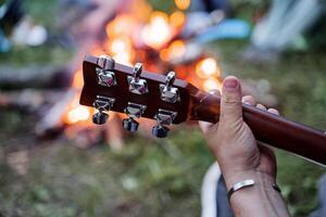 Gitarre Griffbrett Heringe, Makro Schießen, Musical Instrument, Hand halten Gitarre durch das Griffbrett, Klemme Saiten, Lagerfeuer Wanderung mit Lied, Armband Armband foto