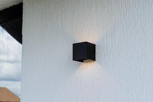 Fassade Beleuchtung von das Haus, Weiß Mauer mit schwarz Lampe, Platz Lampe Form, Straße Beleuchtung, schön Außen Design. foto