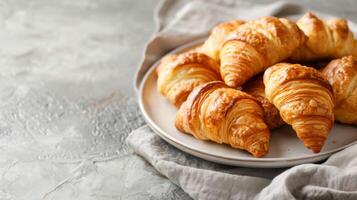 golden und köstlich Französisch Croissants auf ein Teller zum ein Gourmet Frühstück foto