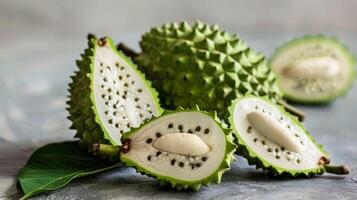 Soursop Saat innerhalb ein tropisch Obst Anzeige mit geschnitten exotisch Annona muricata foto