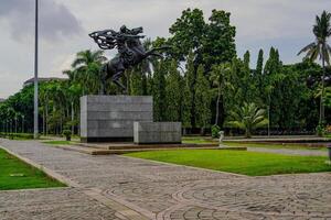 zentral Jakarta, Januar 30, 2024 - - diponegoro Statue Reiten ein Pferd auf das Gründe von das Jakarta National Monument, Indonesien. foto