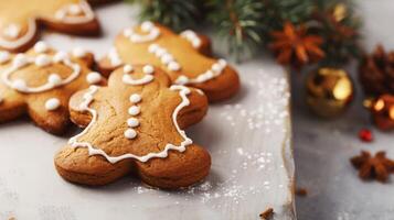 festlich Lebkuchen Kekse dekoriert mit Glasur auf ein Tabelle mit Weihnachten Elemente foto