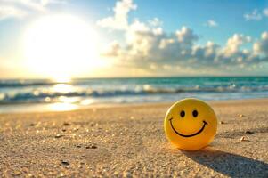 Smiley Gesicht auf ein Strand beim Sonnenaufgang bringt Glück und Positivität mit Ozean Wellen im das Hintergrund foto