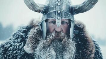 schneebedeckt Wikinger Krieger Porträt mit Helm Hörner Bart und Winter Elemente foto