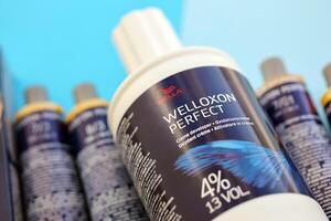 Kiew, Ukraine - - Oktober 31, 2023 Welloxon perfekt und Koleston perfekt Produktion von na ja Marke. na ja Profis es ist ein Marke von Haar Farbe und Haar Pflege Produkte foto