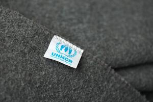 kiew, ukraine - 4. mai 2022 unhcr das logo der un-flüchtlingsagentur auf humanitären grauen decken foto