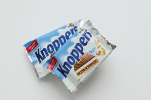 kiew, ukraine - 4. mai 2022 packshot von knoppers knusprigen waffelsandwiches foto