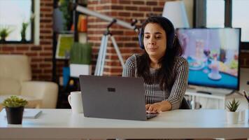 Prospektion Job Kandidat entfernt Sein interviewt über online Videoanruf. Frau tragen Kopfhörer antworten Std Interview Fragen während Videokonferenz Treffen während bleiben beim heim, Kamera b foto