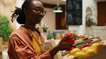 vegan Frau nehmen örtlich gewachsen Gemüse von Kisten, gehen Lebensmittelgeschäft Einkaufen beim lokal Bauern Markt. regulär Kunde wählen bunt reif produzieren, umweltfreundlich Landwirtschaft Geschäft. Kamera 1. foto