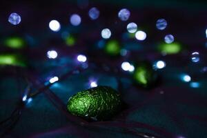 funkelnd Grün Eier unter das Beleuchtung von Girlande foto