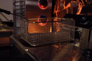 Metall Korb Gittergewebe zum Luft Friteuse im Küche foto