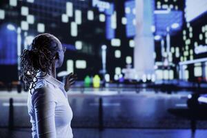 Frau wandern um Stadt Boulevards während Nacht, Sein erstaunt durch städtisch Landschaft Gebäude. Bürger spazieren gehen um leeren Alleen beim Nacht, genießen schwach beleuchtet Umfeld foto