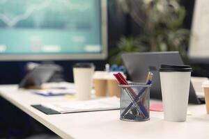 leeren Sitzungssaal Büro benutzt zum organisatorisch Sitzungen, ausgestattet mit ein interaktiv Tafel und andere Werkzeug. Konferenz Zimmer benutzt zum Debatten und Projekt Planung, modern Geschäft Raum. foto