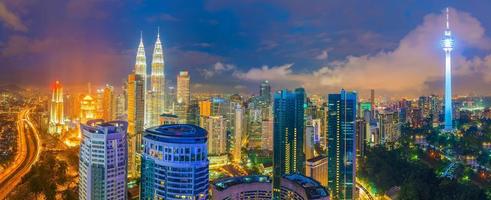Innenstadt von Kuala Lumpur Skyline in der Dämmerung