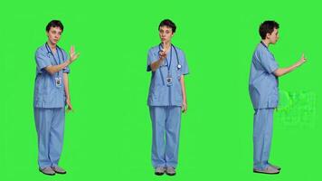 unzufrieden gereizt Krankenschwester schreien Nein und streiten mit jemand gegen grüner Bildschirm Hintergrund, zeigen Wut und Zorn während sie trägt Krankenhaus Peelings. aggressiv medizinisch Assistent. Kamera a. foto