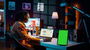 afrikanisch amerikanisch Geschäft Schüler suchen beim isoliert grüner Bildschirm, Prüfung akademisch Software Kalkulationstabelle zu lernen Über MwSt Dienstleistungen. Mädchen mit Tablette mit leer Copyspace Layout. Kamera b. foto