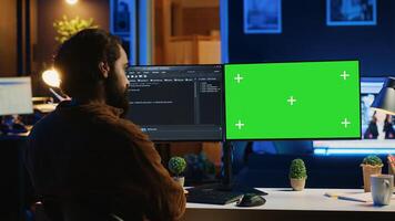 selbst beschäftigt Mann tun es Unterstützung Job von Wohnung persönlich Büro, Codierung auf Grün Bildschirm Stk. Software Entwickler Schreiben Linien von Code auf Attrappe, Lehrmodell, Simulation Computer beim heim, Kamera ein foto