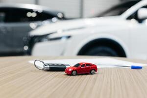Kauf oder Verkauf Neu oder benutzt Fahrzeug mit Auto Schlüssel auf Tisch. Transport Versicherung Kauf und Vermietung foto