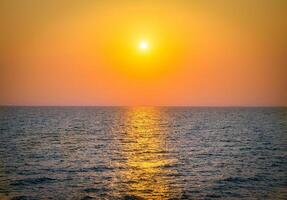 dramatisch Sonnenuntergang Über das Meer. foto