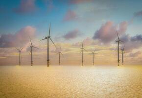 Sonnenuntergang Off-Shore Wind Turbine im ein Wind Bauernhof unter Konstruktion Ö foto