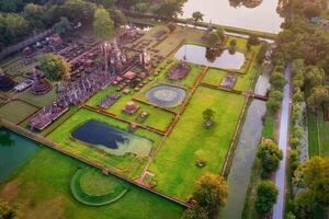 Antenne Aussicht von uralt Buddha Statue beim wat Mahathat Tempel im Sukhothai historisch Park, Thailand. foto