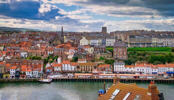 Whitby Abtei ist ein Strand Stadt, Dorf und Hafen beim tagsüber im Norden Yorkshire, Vereinigtes Königreich foto