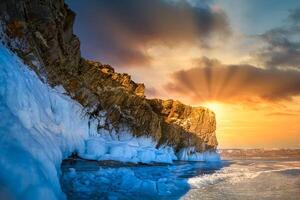 Landschaft von Berg beim Sonnenuntergang mit natürlich brechen Eis im gefroren Wasser auf See Baikal, Sibirien, Russland. foto