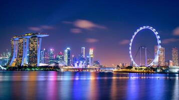 Singapur Horizont und Aussicht von Wolkenkratzer auf Yachthafen Bucht beim Dämmerung Zeit. foto