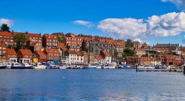 Whitby Abtei ist ein Strand Stadt, Dorf und Hafen beim tagsüber im Norden Yorkshire, Vereinigtes Königreich foto