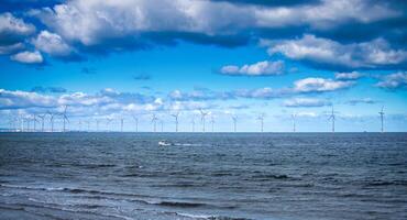 Off-Shore Wind Turbine im ein Windpark unter Konstruktion aus das England Küste beim tagsüber foto