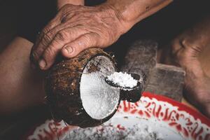 Kokosnuss kratzen durch Hand im ländlich Thailand Stil. foto