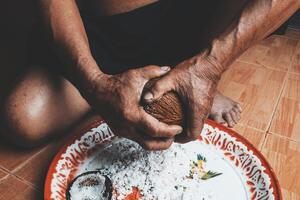 Kokosnuss kratzen durch Hand im ländlich Thailand Stil. foto