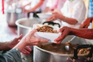 das Konzept von betteln und Hunger foto