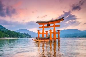 Insel Miyajima, das berühmte schwimmende Torii-Tor foto