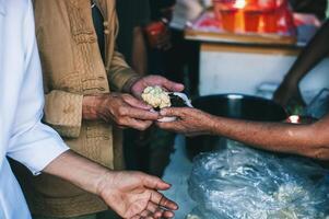 Hände von hungrig Menschen fragen zum kostenlos Essen von Freiwillige humanitär Hilfe Konzept foto