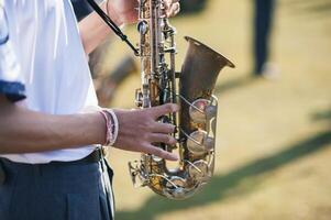 Musical Instrument gespielt durch Musiker spielen das Saxophon im Paraden foto