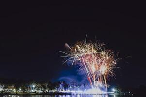 das Schönheit von Feuerwerk beim Nacht zu feiern das Festival foto