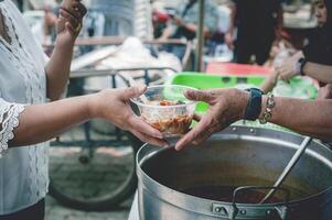 Teilen Essen mit das arm. Ideen zum Portion mit Hunger Probleme foto