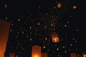 das Schönheit von das Laternen schwebend im das Himmel während das yi peng Festival und das schwebend Laterne Festival im Chiang Mai Provinz, Thailand. foto